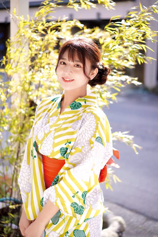 Kana Tokue Glossily embodies the young proprietress of a hot spring inn Shows off her high school uniform "I'm 24 years old, but I wonder if I can still do it"