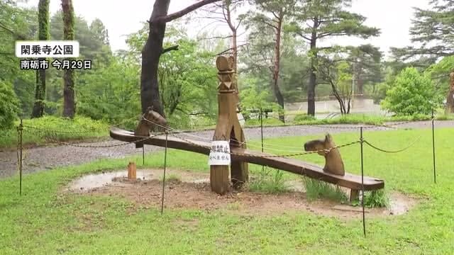 “人気アニメにも登場”した公園の木製シーソーを老朽化で撤去『存続を望む声で一転再生へ』