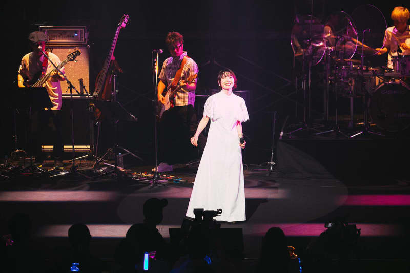 花澤香菜が誘った日常で見られる“夢”のようなライブ　声優デビュー20周年、感謝の気持ちも伝えた…