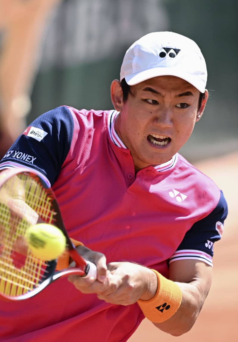 Nishioka advances to the second round for the first time in two years at the French Open men's singles
