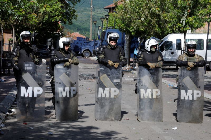 コソボのデモ隊暴徒化、ＮＡＴＯが700人追加派兵へ　負傷者多数