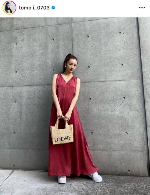 Tomomi Itano's "favorite outfit" with sneakers combined with an elegant dress, "It suits you very well" and "It's too cute"