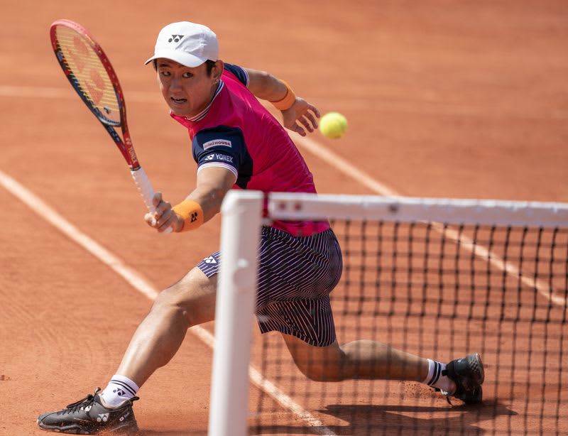 Tennis = Nishioka comes from behind to advance to second round, Medvedev loses first match at French Open