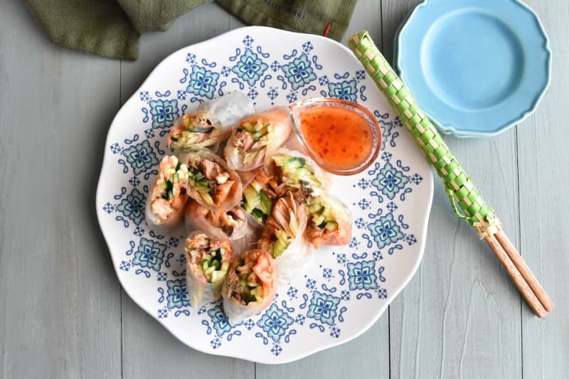 No vermicelli needed!Easy but delicious "Canned mackerel boiled in miso and fresh spring rolls with kimchi"