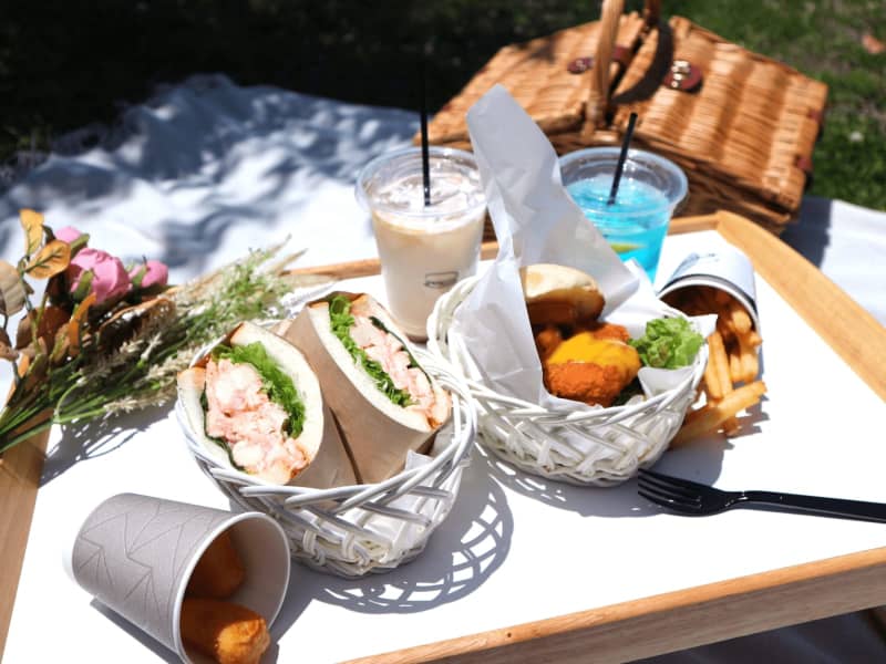 Bring a delicious panini from "cafe.822"!A casual and fashionable picnic on the shores of Lake Biwa …
