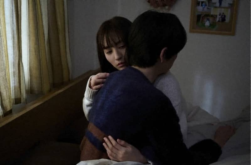 Misaki (Akane Hotta), witnessing a kiss between her husband (Yuki Furukawa) and a man (Hibiki Honda) "Me, Husband and Husband's Boyfriend" Episode 1 Synopsis