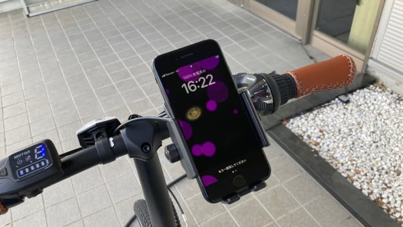 Touring with smartphone navigation is also safe Introducing a smartphone holder that allows you to run while charging