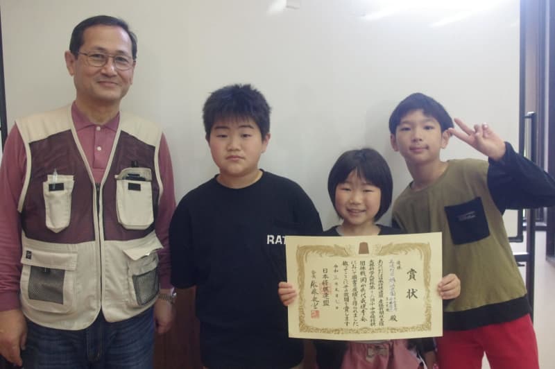 Elementary school student shogi wins for the first time in the prefecture. Members cooperate with troubled siblings.