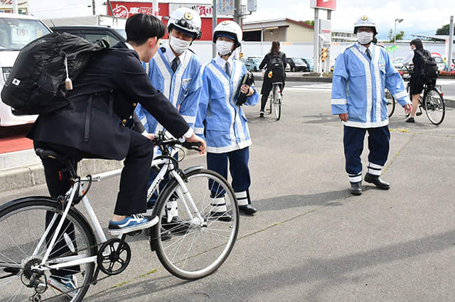 Prefectural police call for compliance with bicycle rules