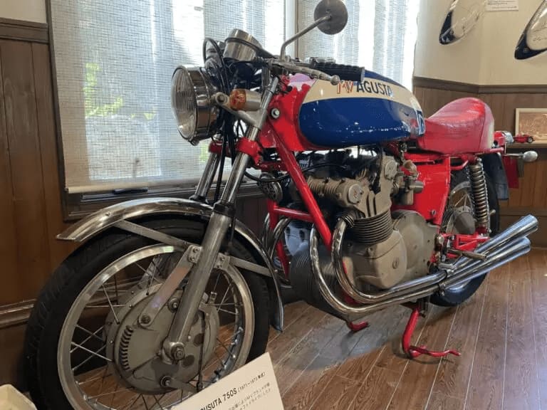 [Bike is an object] A riders cafe where you want to go running on a motorcycle!