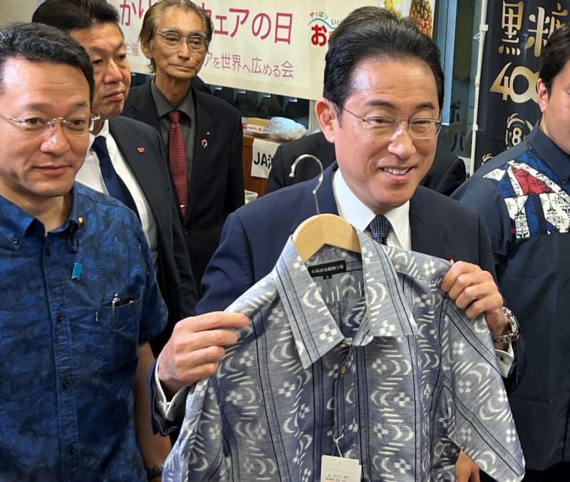 Prime Minister Kishida buys Kariyushi clothing, ``One thought for Okinawa, one heart'' Okinawa product fair at the LDP Headquarters