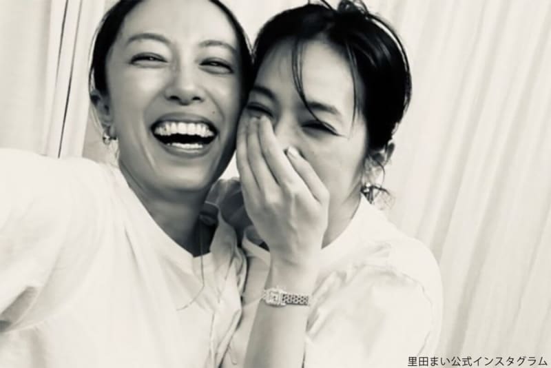 Mai Satoda reacts to 2 shots of smiling and playing with her friend Anne Nakamura "Eye from the morning"