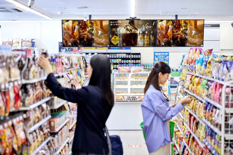 FamilyMart: Increase in sales by linking in-store sales promotions and signage
