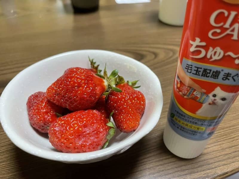 "This is dangerous" "Completely wrong" When I tried to eat strawberries ... a near-miss in a tube placed next to me