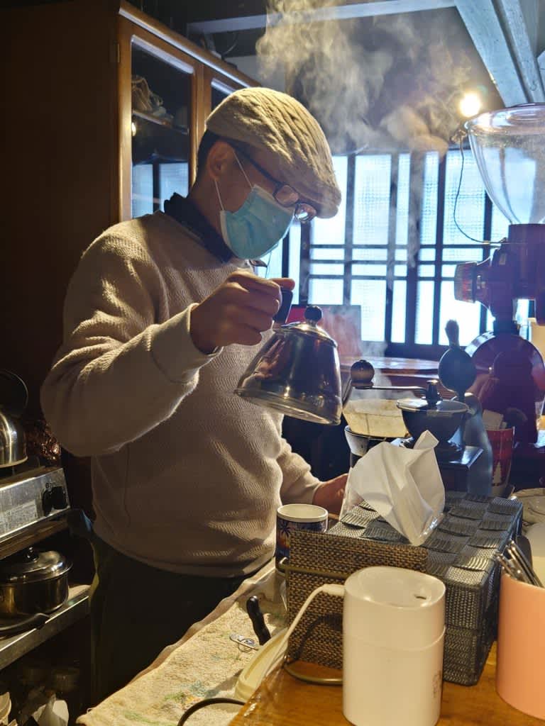 Renovating an old private house from the Meiji period A cafe owner deepening regional exchanges by holding a roasting class [Tatsuno City, Hyogo Prefecture]