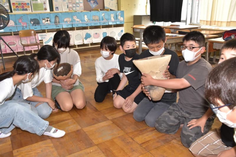 Touch excavated earthenware Hitachiota Municipal Seya Elementary School, Ibaraki Learn about the Jomon and Yayoi periods