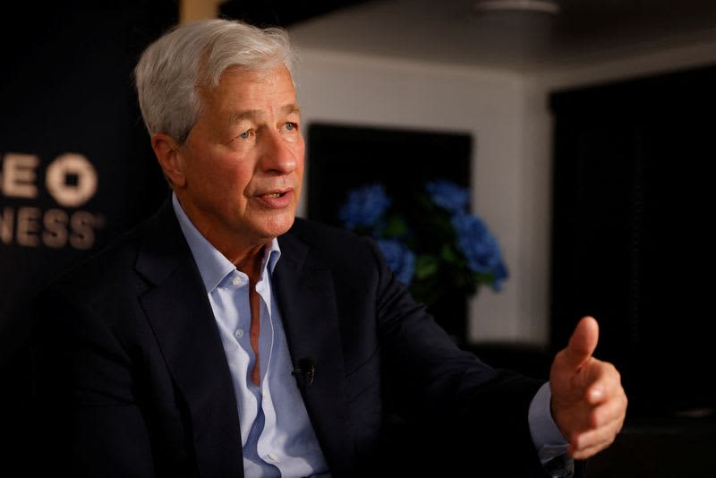 Investor Ackman urges JPMorgan CEO to run for president