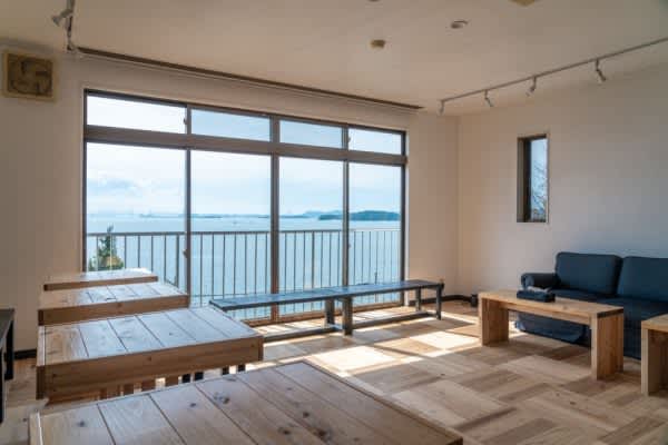 DENIM HOSTEL float ~ A cafe full of "good things" with a spectacular view of the Seto Inland Sea...