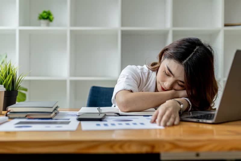 Colleagues often "drowsy" at work... I feel it's "unfair" to be paid while they're sleeping...