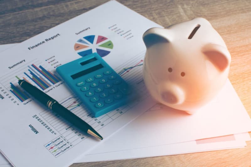 What is the average annual income, occupation, and age that achieves “savings of 3000 million yen or more”?