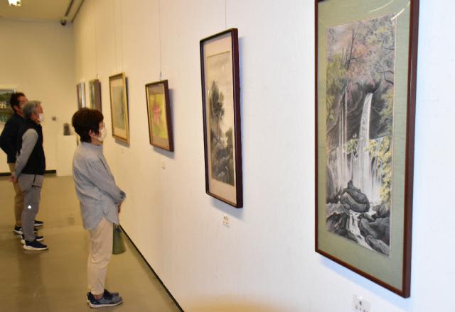 Retired Teacher Exhibiting Works at Miyakonojo Art Museum