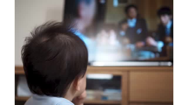 What is the effect of leaving the TV on for the baby? [Child-rearing bits of knowledge]