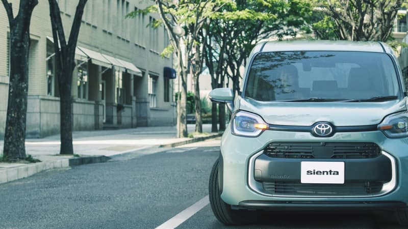 What is the fuel efficiency and price of Toyota "New Sienta"? Is a 5-seater suitable for [staying in the car]?