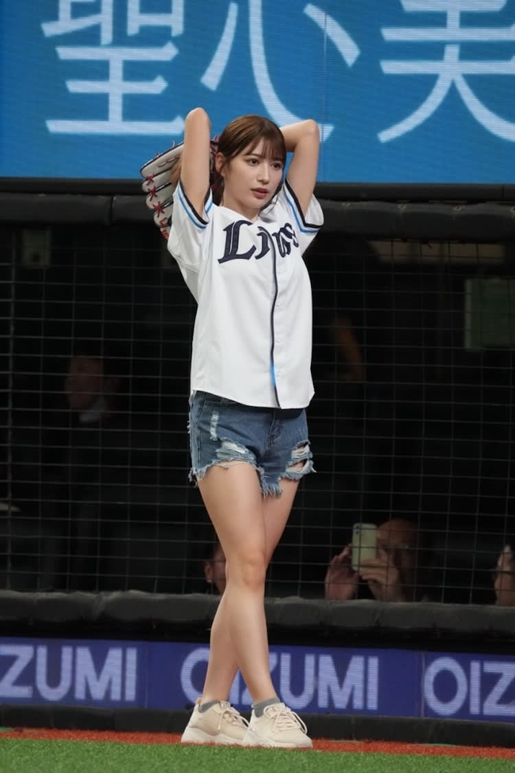 Risa Yukihira, a round girl who is too beautiful, wearing shorts at the Seibu Lions vs. Hanshin Tigers opening ceremony...