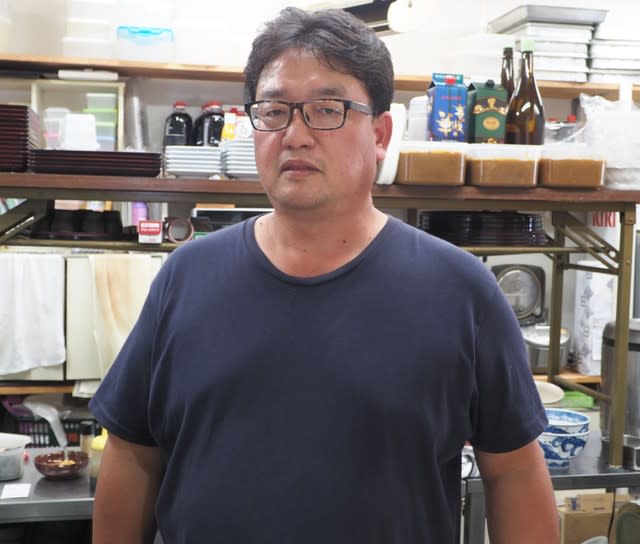 プロゴルファーの夢叶えた51歳〝二刀流〟店長  競馬場で「マグロ料理専門店」格安で美味と評判に