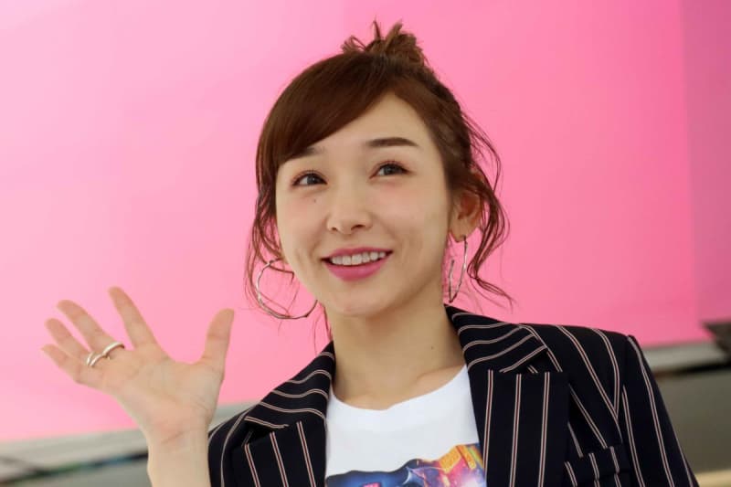 Ai Kago made a shocking remark on a live broadcast, "I'm smoking right now."