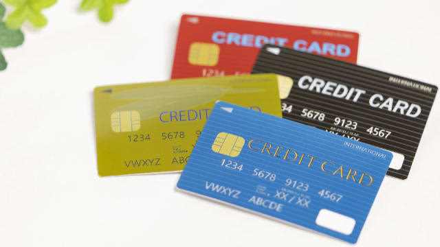 Is it risky to have too many credit cards?Four Possible Dangers and the Optimal Number of Pieces