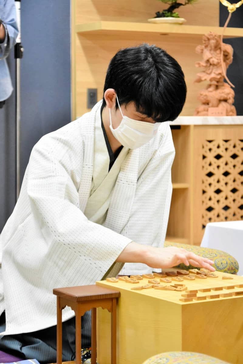 藤井聡太棋聖4連覇へ！初海外対局で先勝　ベトナム料理も満喫「普段以上に集中して対局できた」