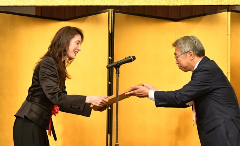 天海祐希　シックな黒パンツスーツ姿で緊張面持ち　菊田一夫演劇賞「まだまだ自分も精進したい」