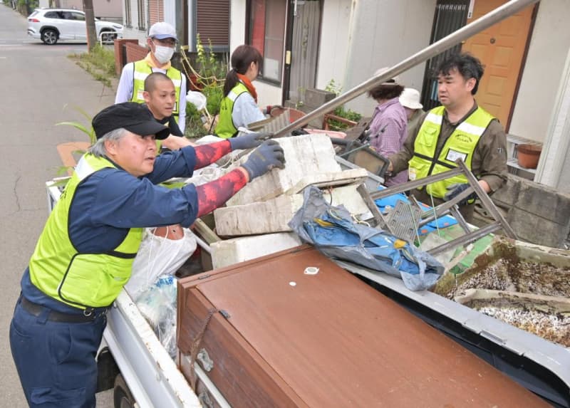 Torrential rain damage Full-scale volunteer work Ibaraki Toride Recruitment expanded due to many requests Half of the residents are elderly