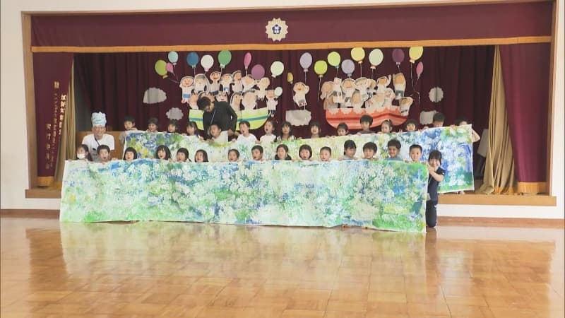 巨大な紙を使ったアートに　幼稚園児が挑戦　岐阜市