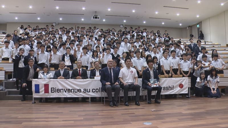 French Consul General visits junior high school for special class Students say that Japanese anime is popular, but the characters they like...