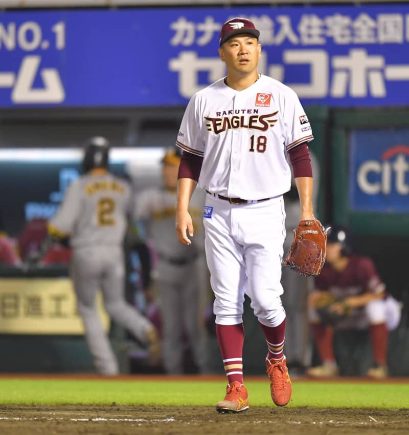 Rakuten's Masahiro Tanaka gives up 5 points in the 5th inning against Hanshin Tigers, allowing Teru Sato to hit two triples.