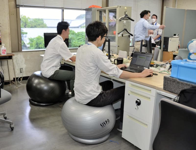 Kamakura City Trial Introduces Balance Balls to Prevent Back Pain While Working Multiple Employees Ask