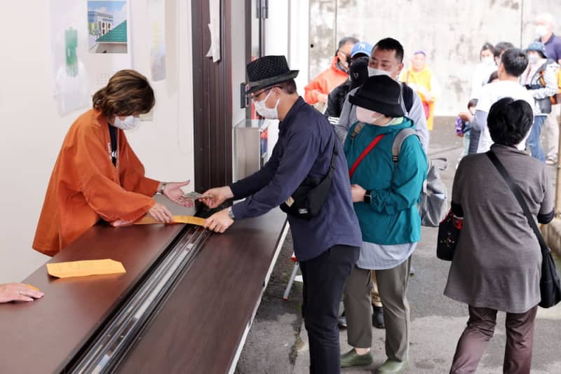 長崎くんち桟敷券 諏訪神社で販売開始 「10月が待ち遠しい」 ファン