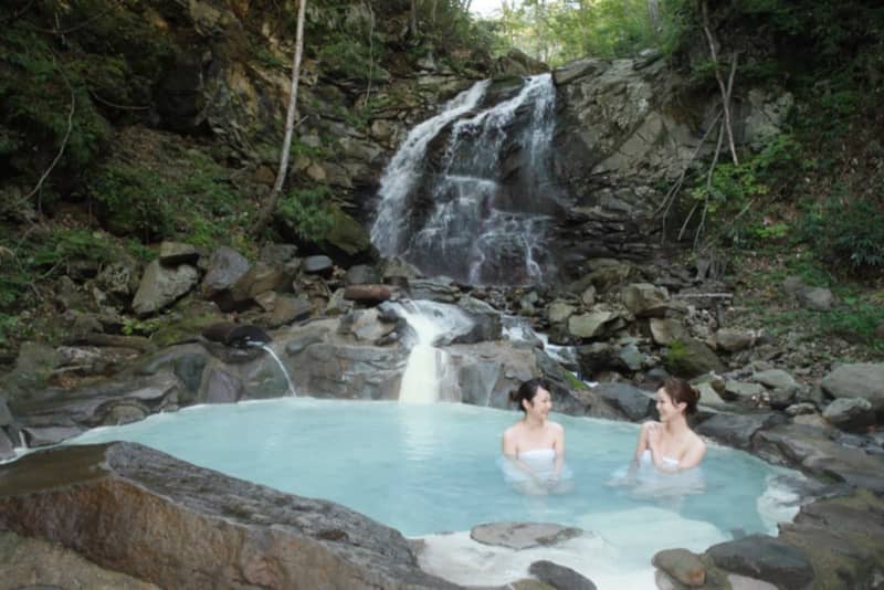 Iwate Amihari Onsen "Senjo no Yu" open-air mixed bathing open-air bath is open until November 11th!Kyukamura Iwateami is a secluded hot spring where you can soak in a view of a waterfall.
