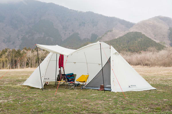 「雨キャンプで絶対やって」ひとつ工夫するだけ！超快適になるテント＆タープ設営術