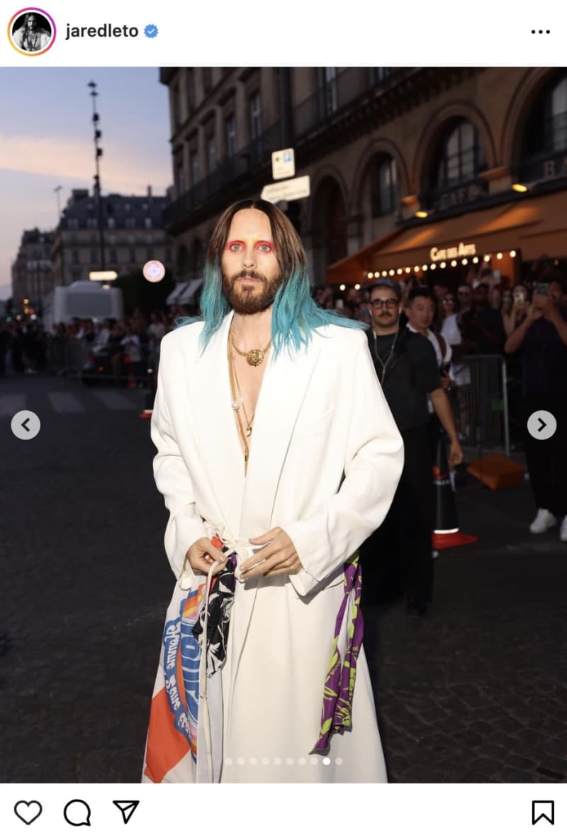 Jared Leto appears at the fashion show with flashy style of bleached eyebrows and colorful makeup!