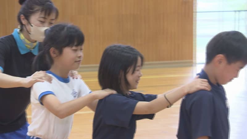 Enriching "expressiveness" in theater Theater members teach elementary school students Fukushima