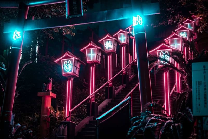 Following the world of games... Resonance with too cyber "Shinto shrine stairs"