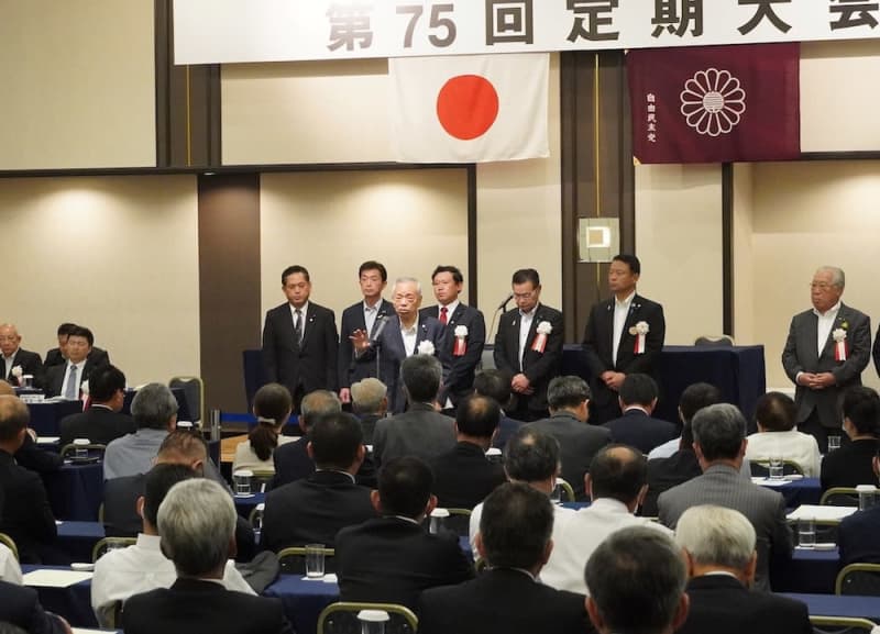 自民党長崎県連定期大会　谷川氏が新会長就任　新支部長3人、決意表明