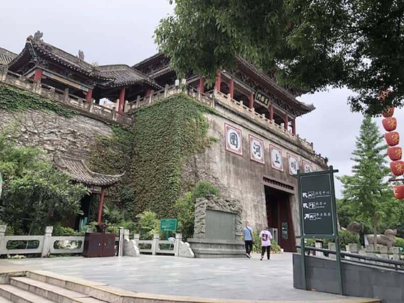 Chinese version of Hollywood "Hengdian Film City", recommended is the Qingming Shanghetu area where the chances of encountering actors are high