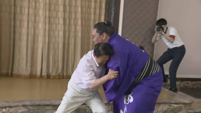 Yokozuna, Terunofuji vs. Governor Omura, Aichi Prefecture, a courtesy visit before the Nagoya tournament from July 7 [Efforts ...
