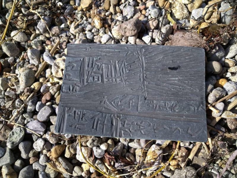 ``Mysterious black plate'' washed ashore on Hyogo coast Result of trying to decipher the engraved characters → It was `` that '' half a century ago