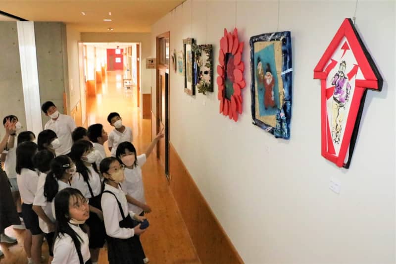 小学生にもっと”アート”を　美術家ら校内に造形絵画展示　「イメージや感性膨らませて」／岡山・津山市
