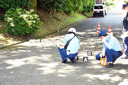 Collision accident between bicycles at university, serious female student recovers